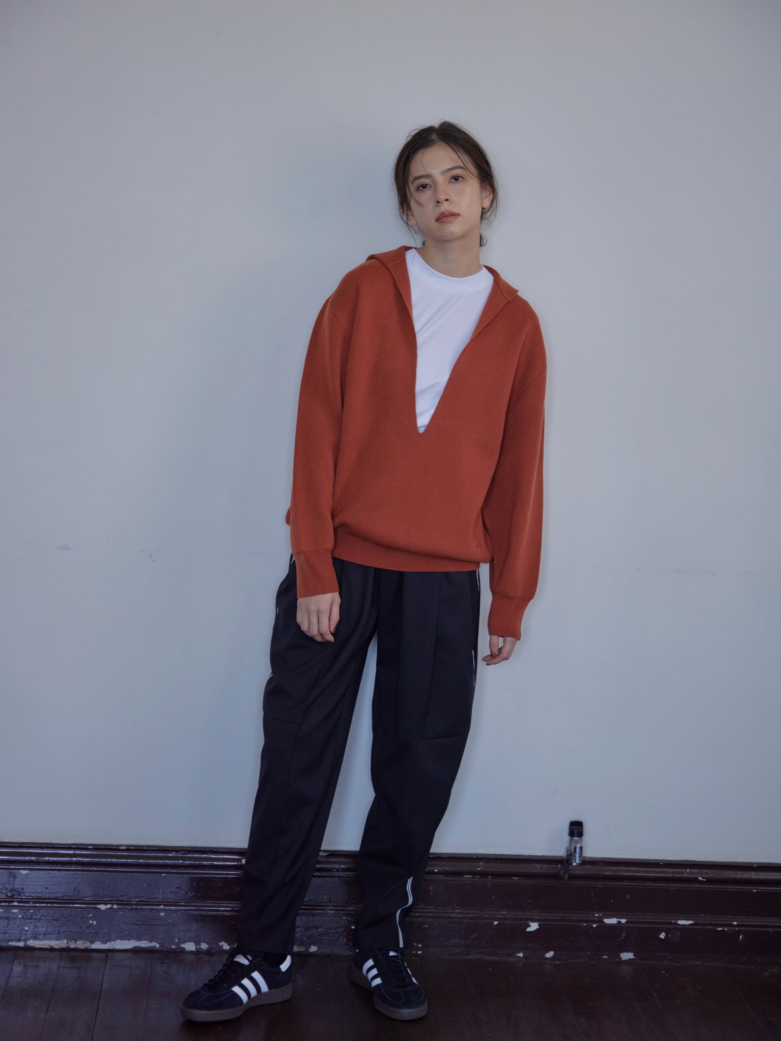 V Cutting Knit Pullover