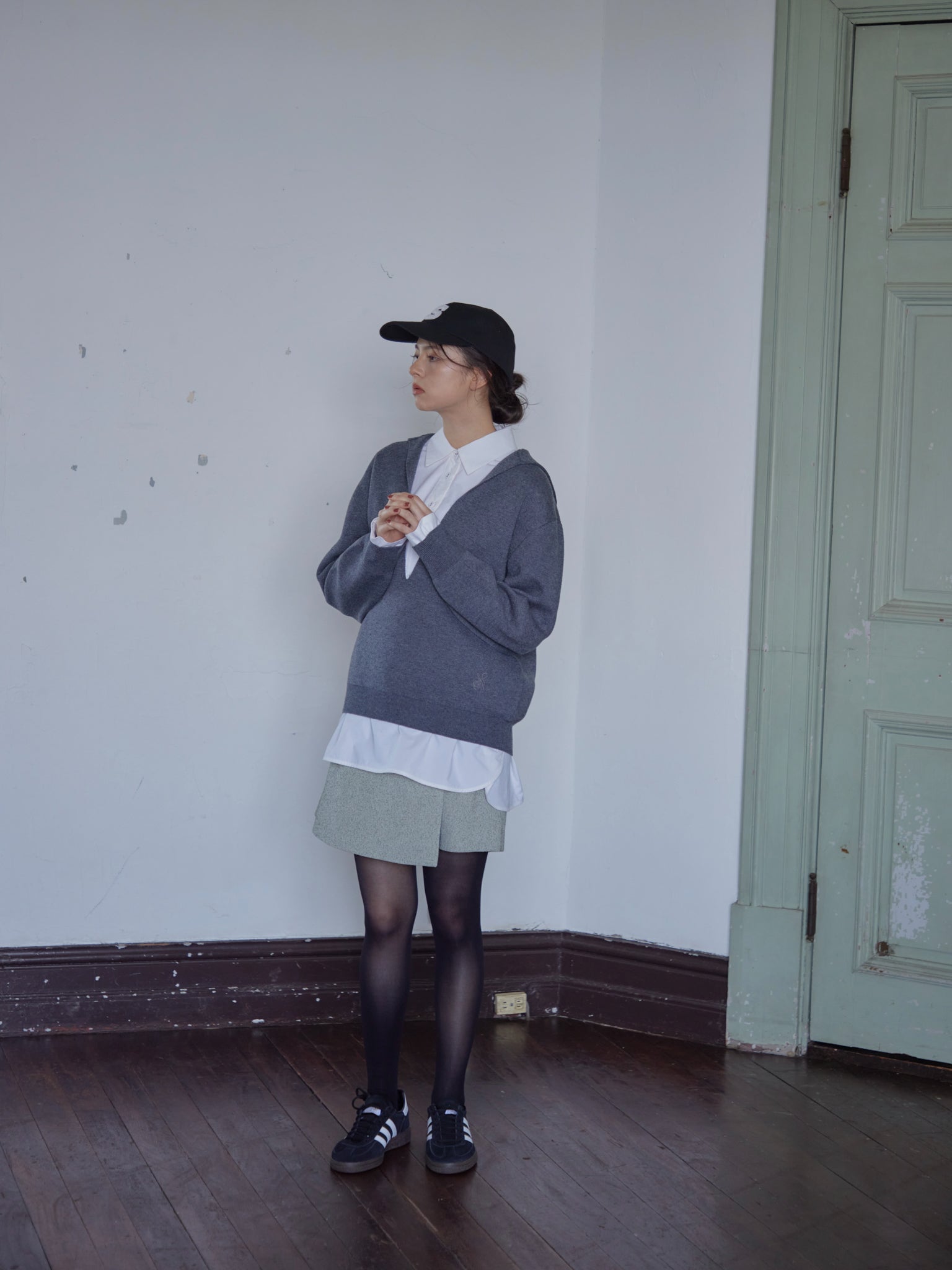 V Cutting Knit Pullover