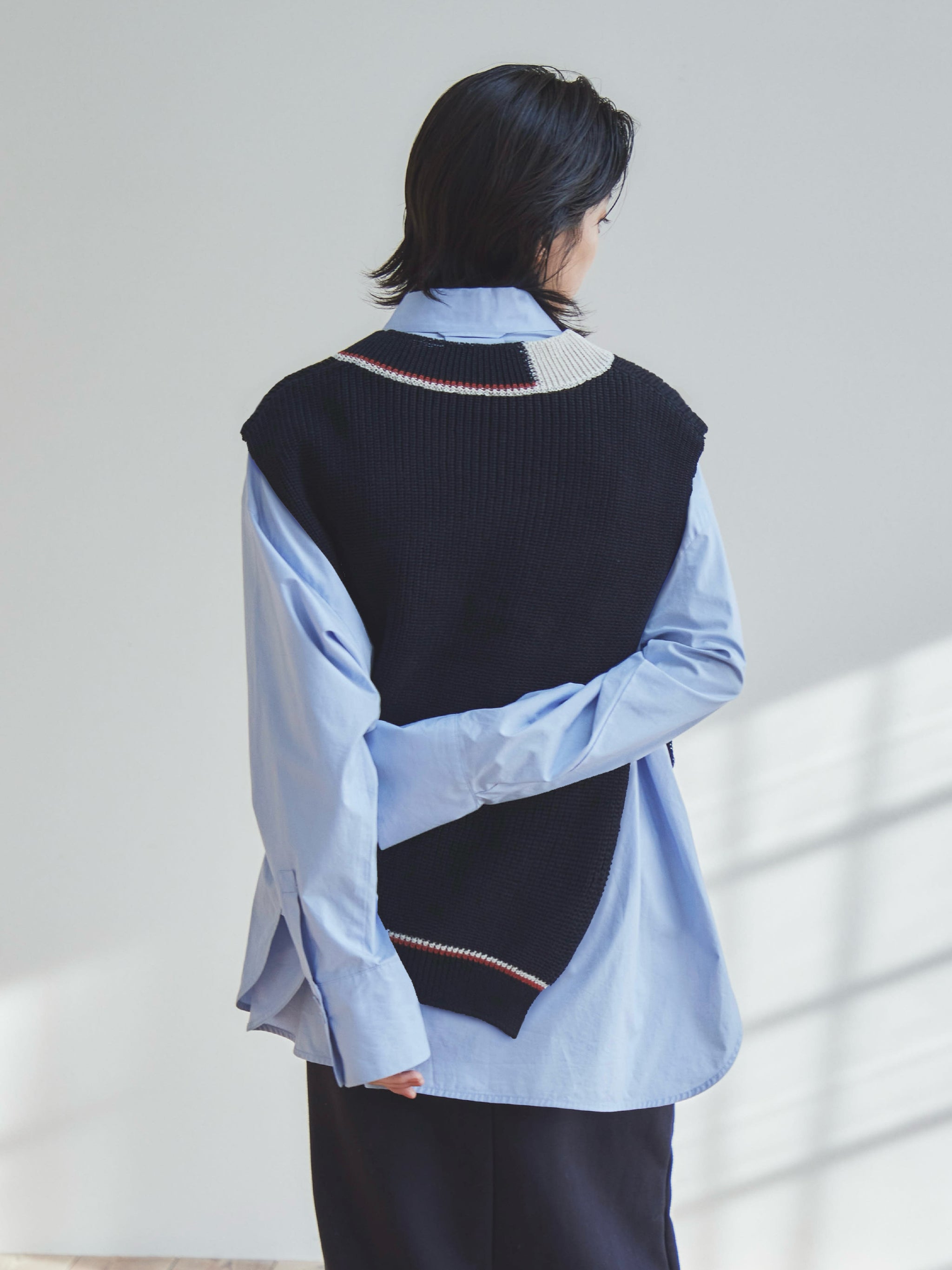 V-neck line knit vest