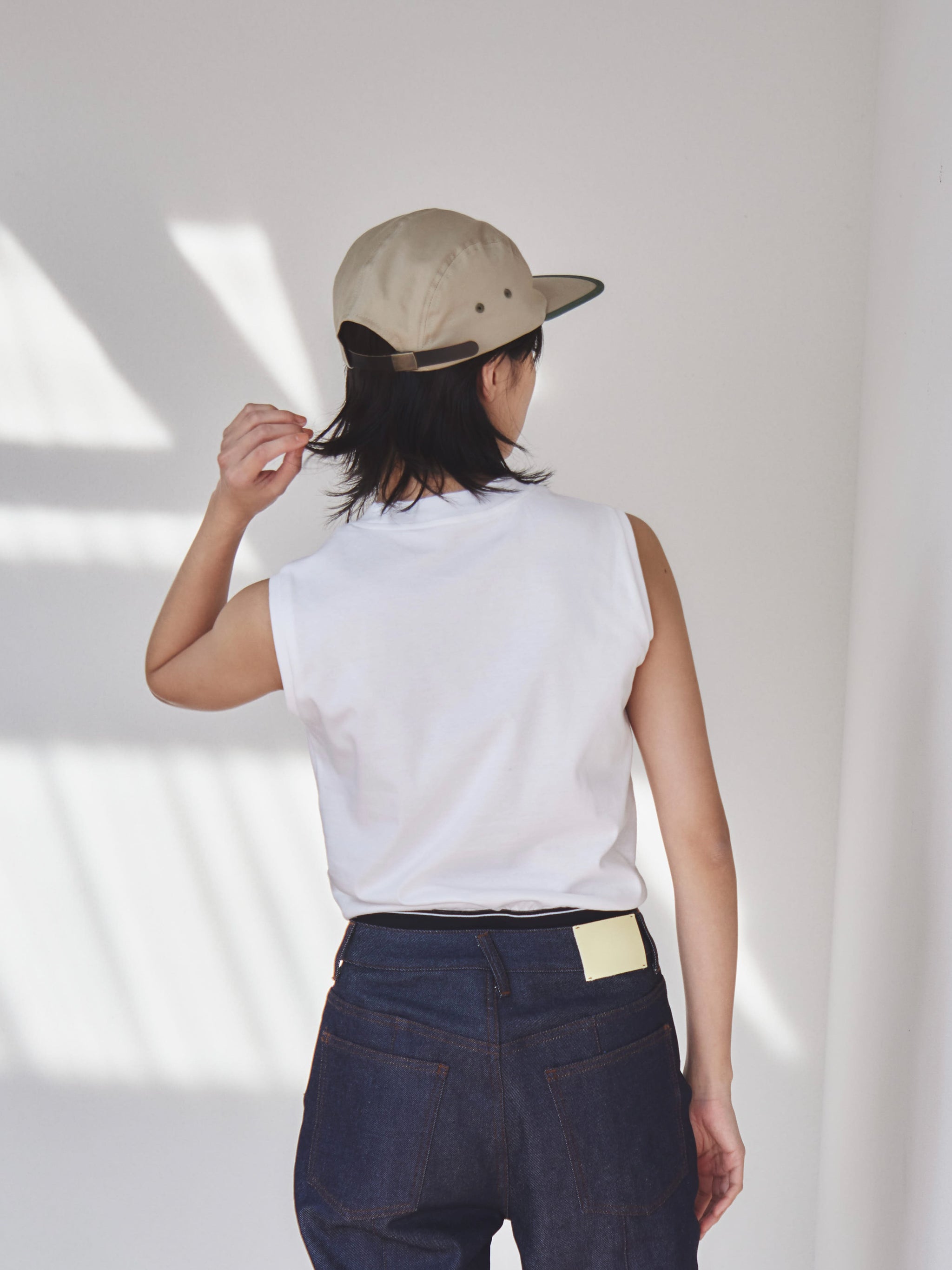 Sleeveless logo tape T