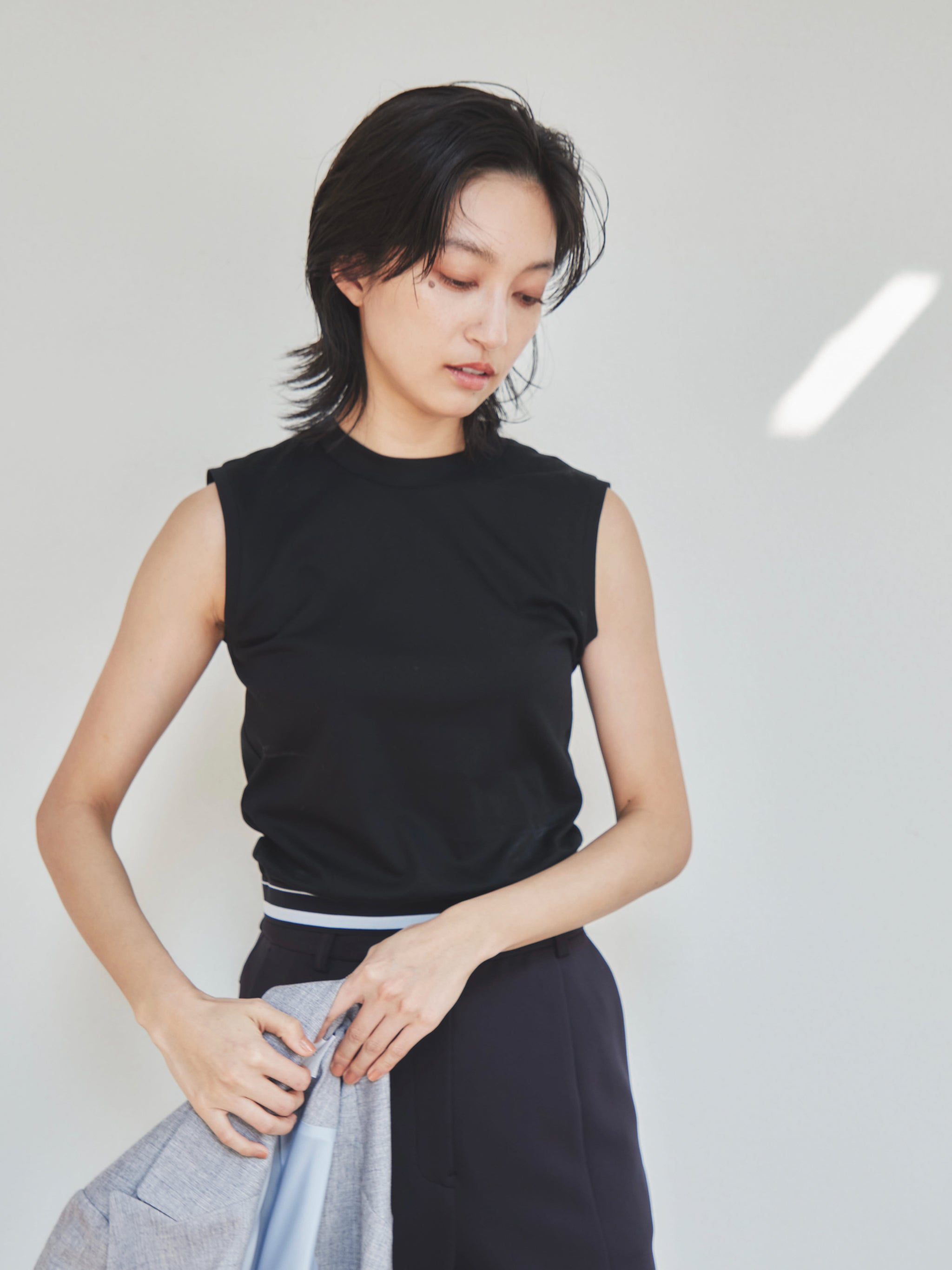 Sleeveless logo tape T