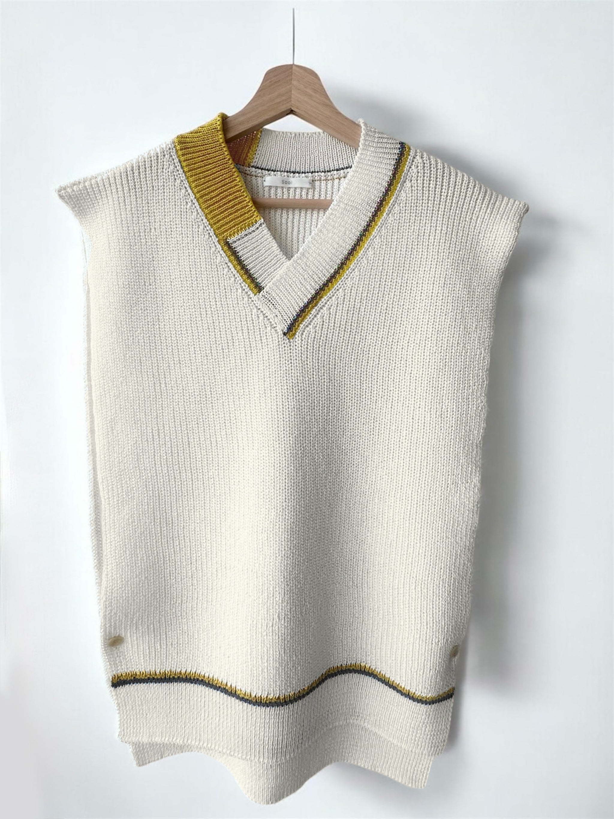 V-neck line knit vest