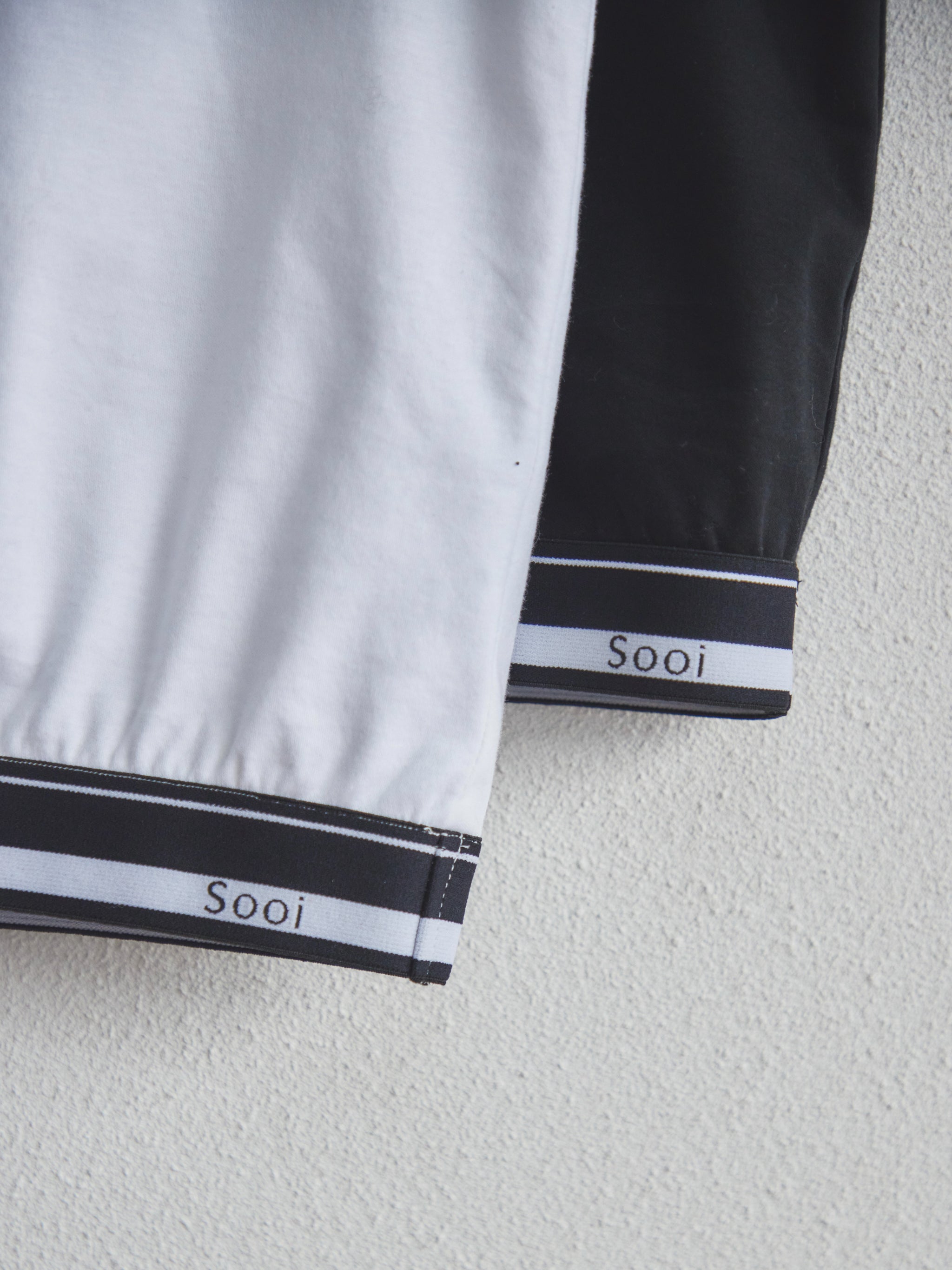 Sleeveless logo tape T