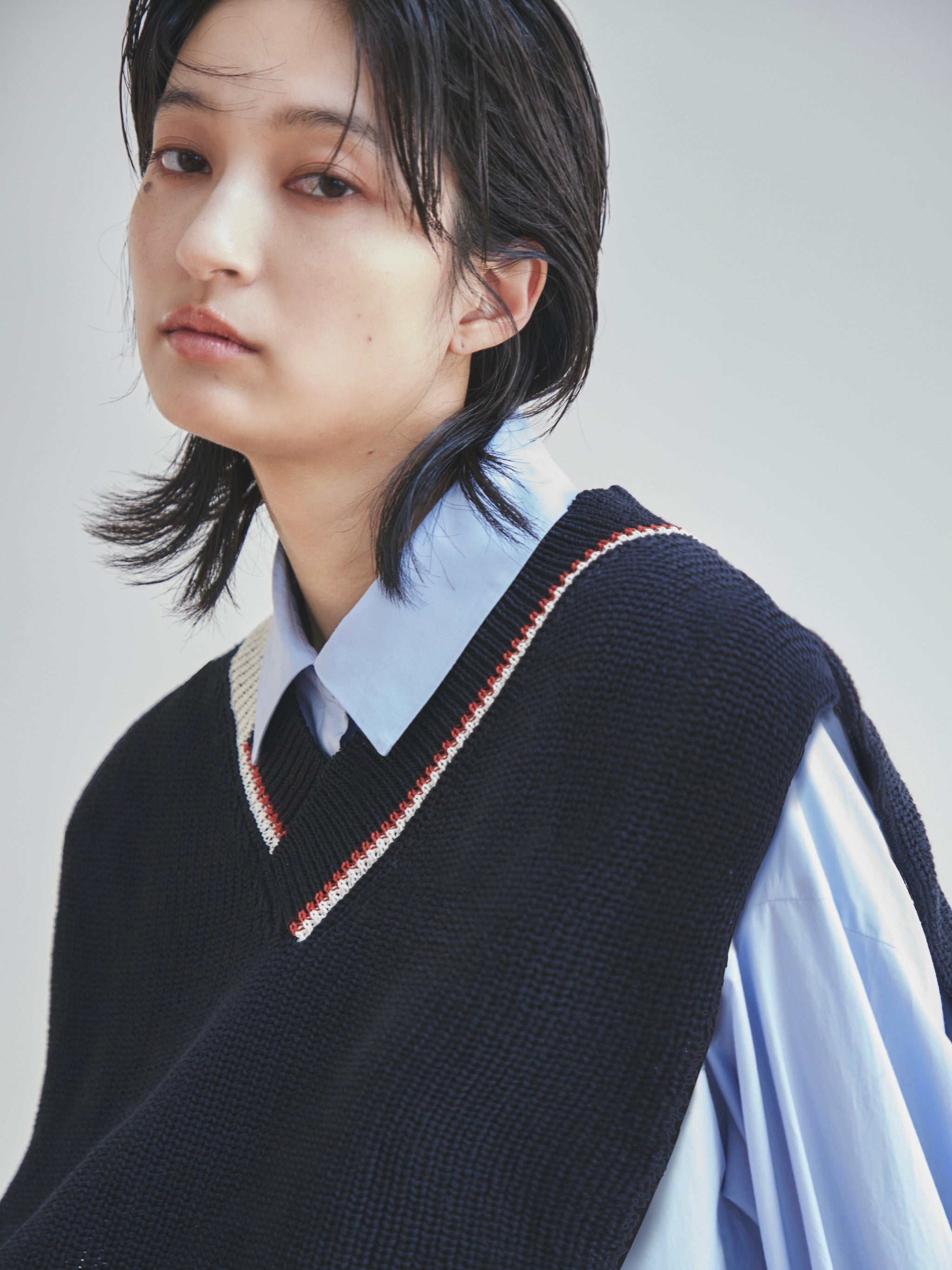V-neck line knit vest
