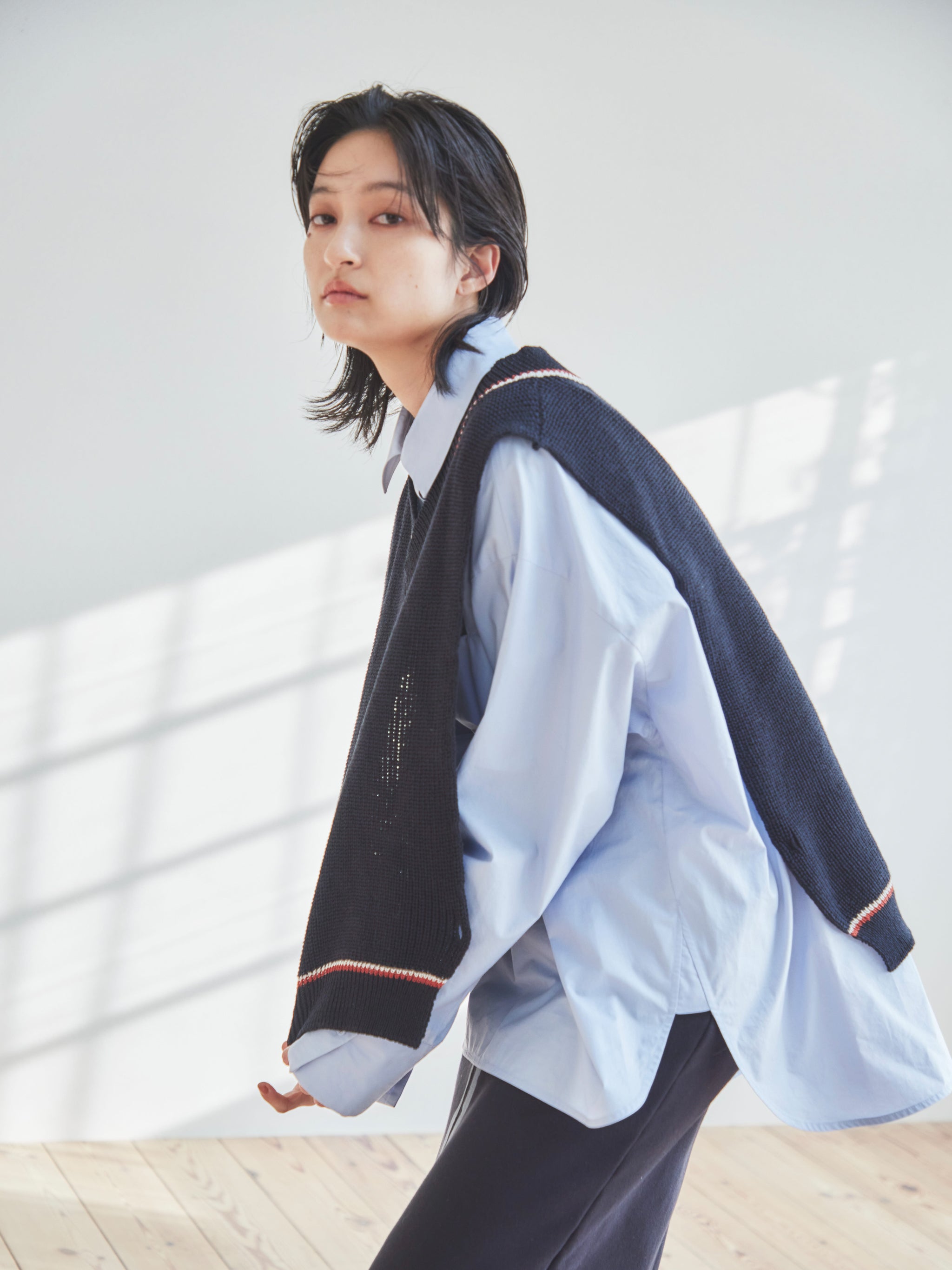 V-neck line knit vest
