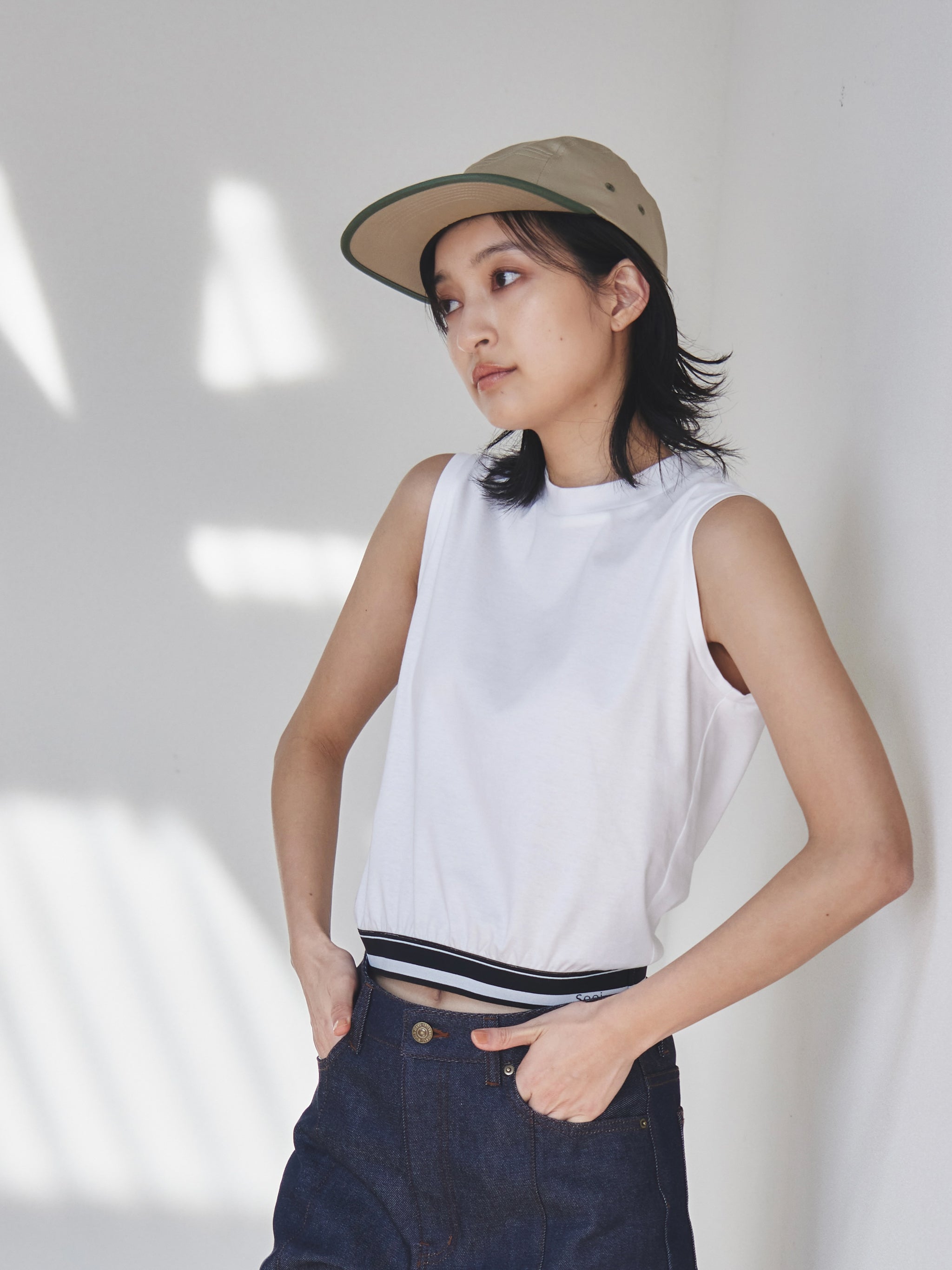 Sleeveless logo tape T