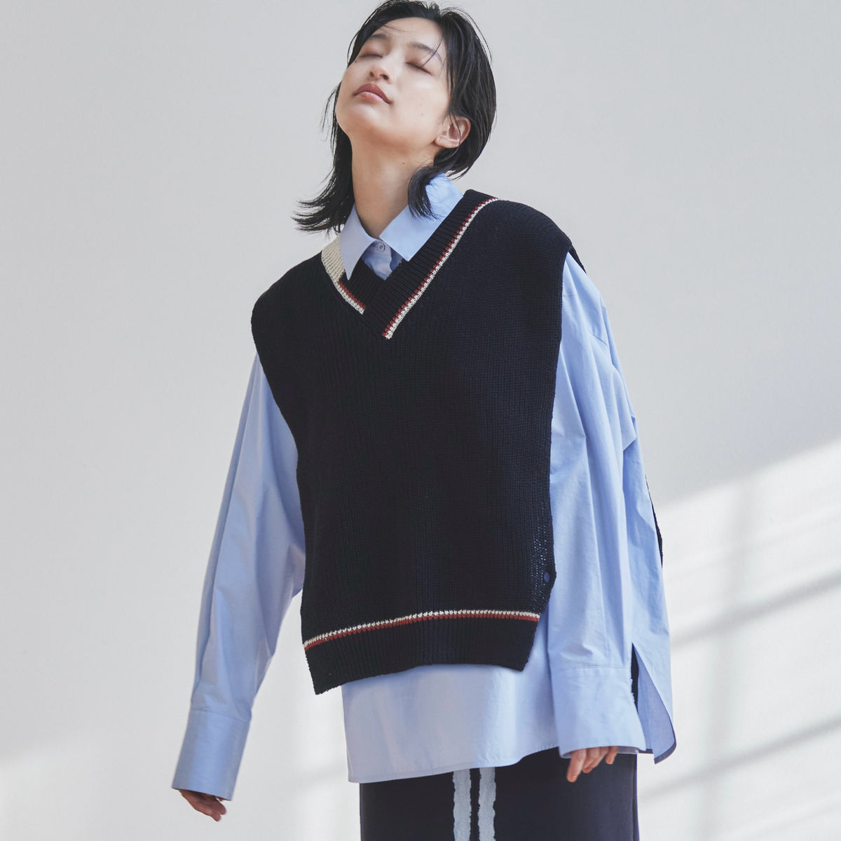 V-neck line knit vest