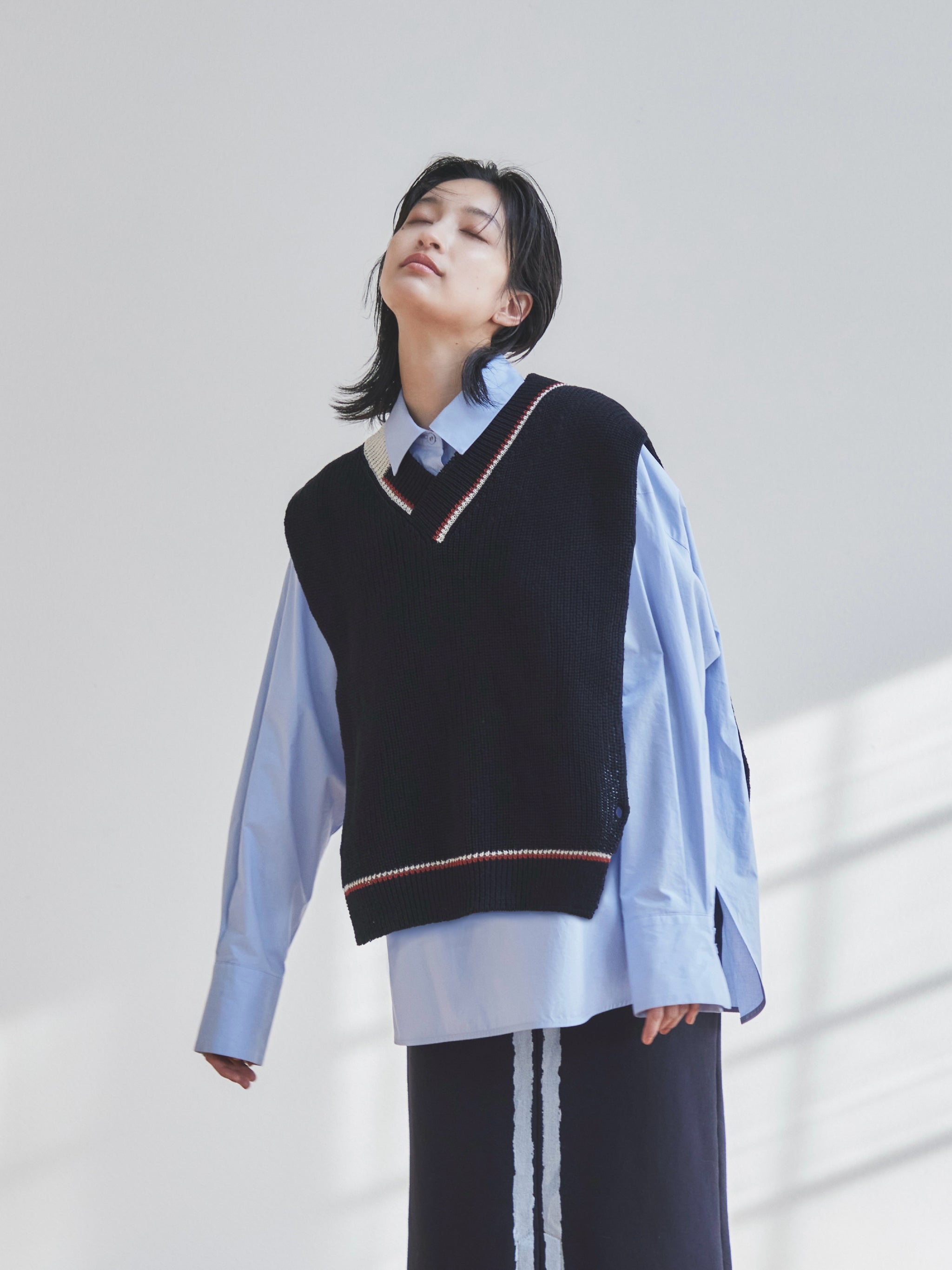 V-neck line knit vest