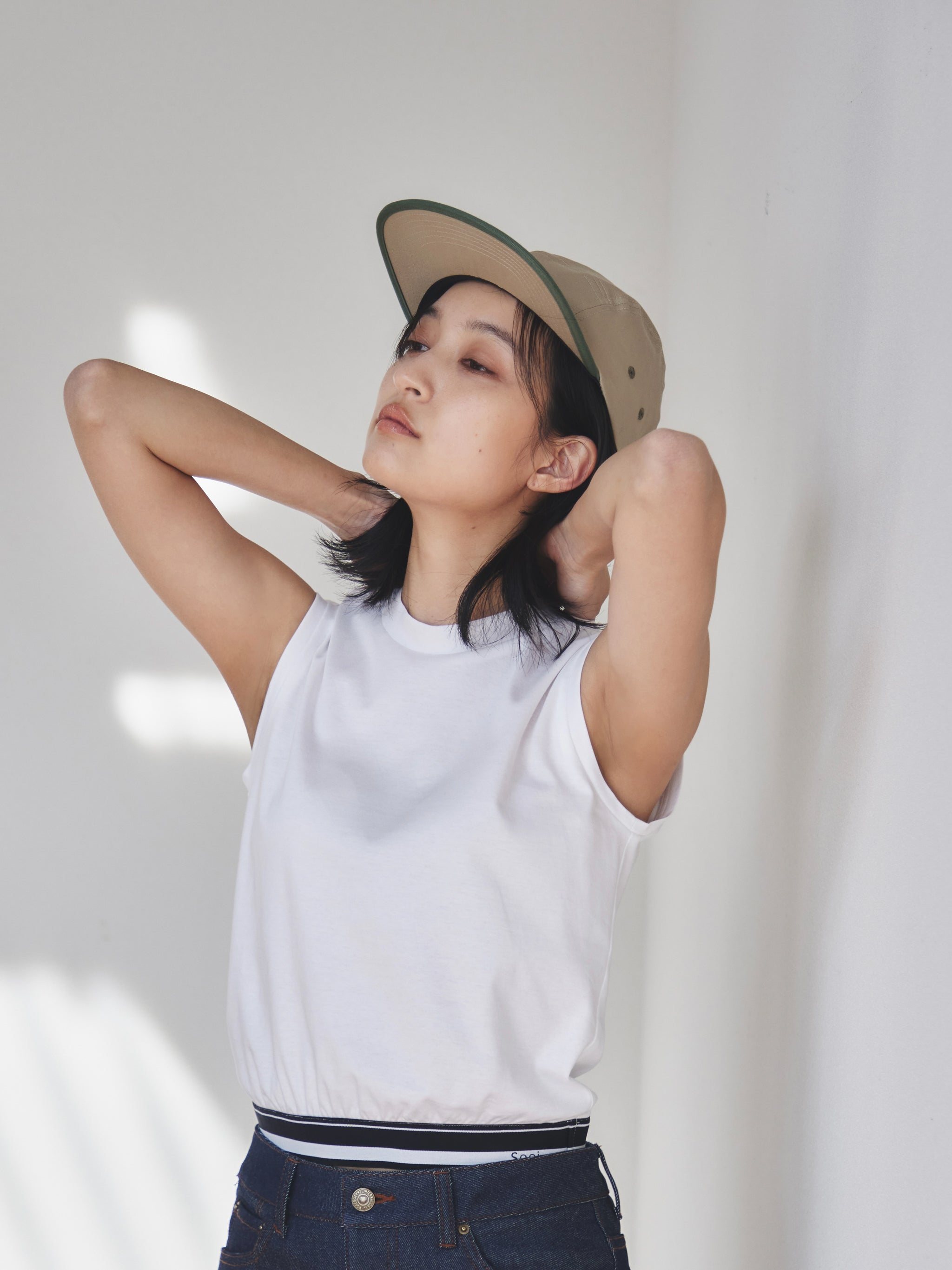Sleeveless logo tape T