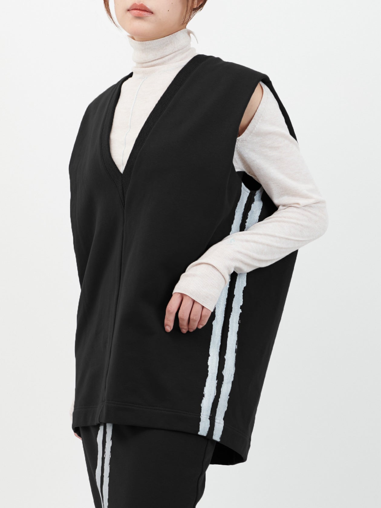 Silver line sweat vest / black