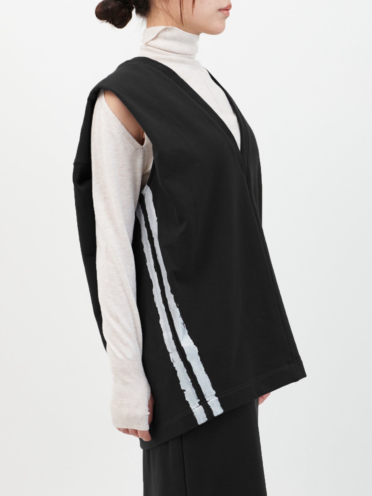 Silver line sweat vest / black