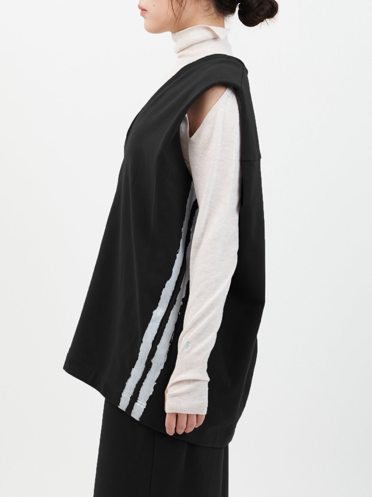 Silver line sweat vest / black