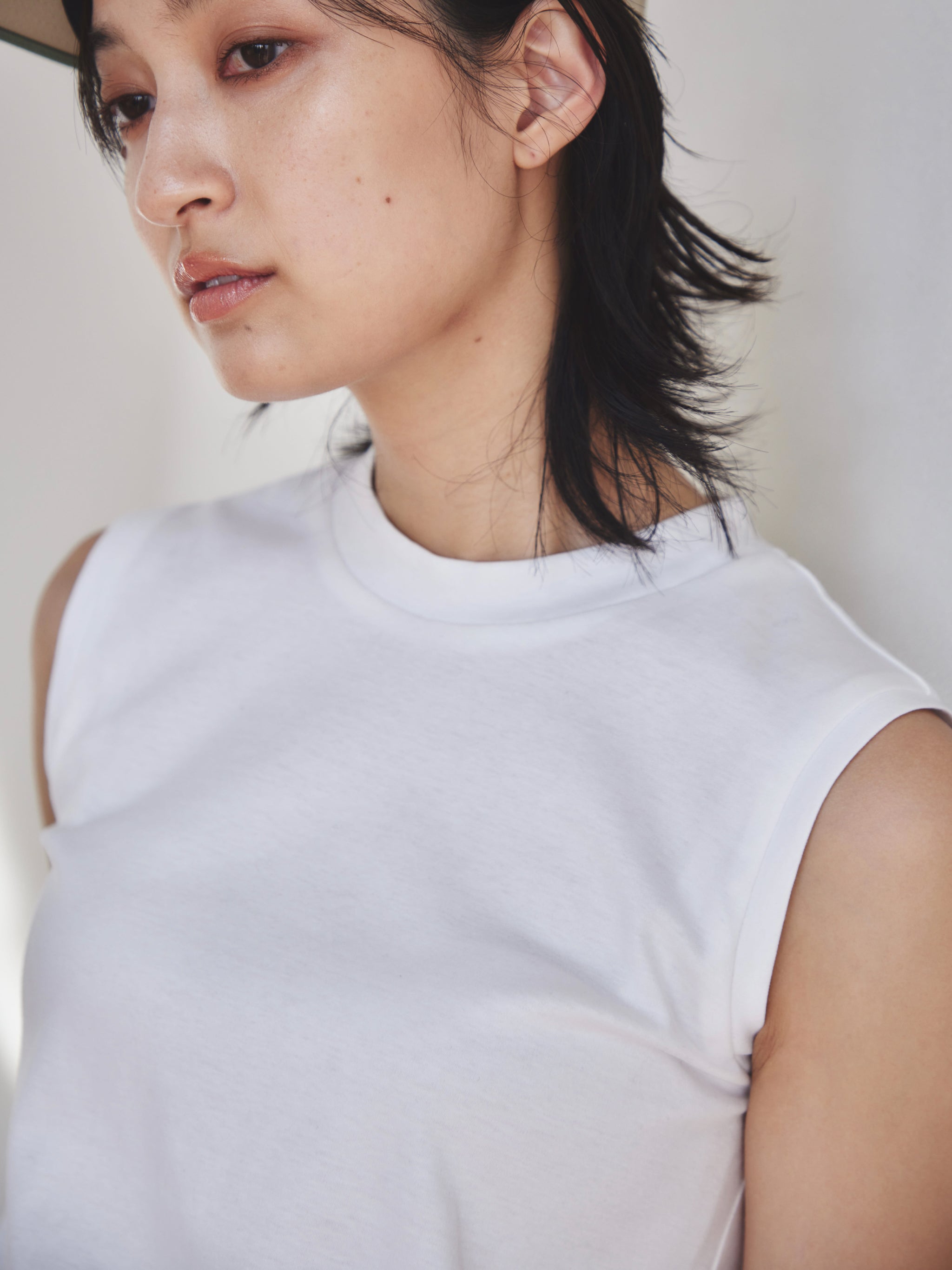Sleeveless logo tape T