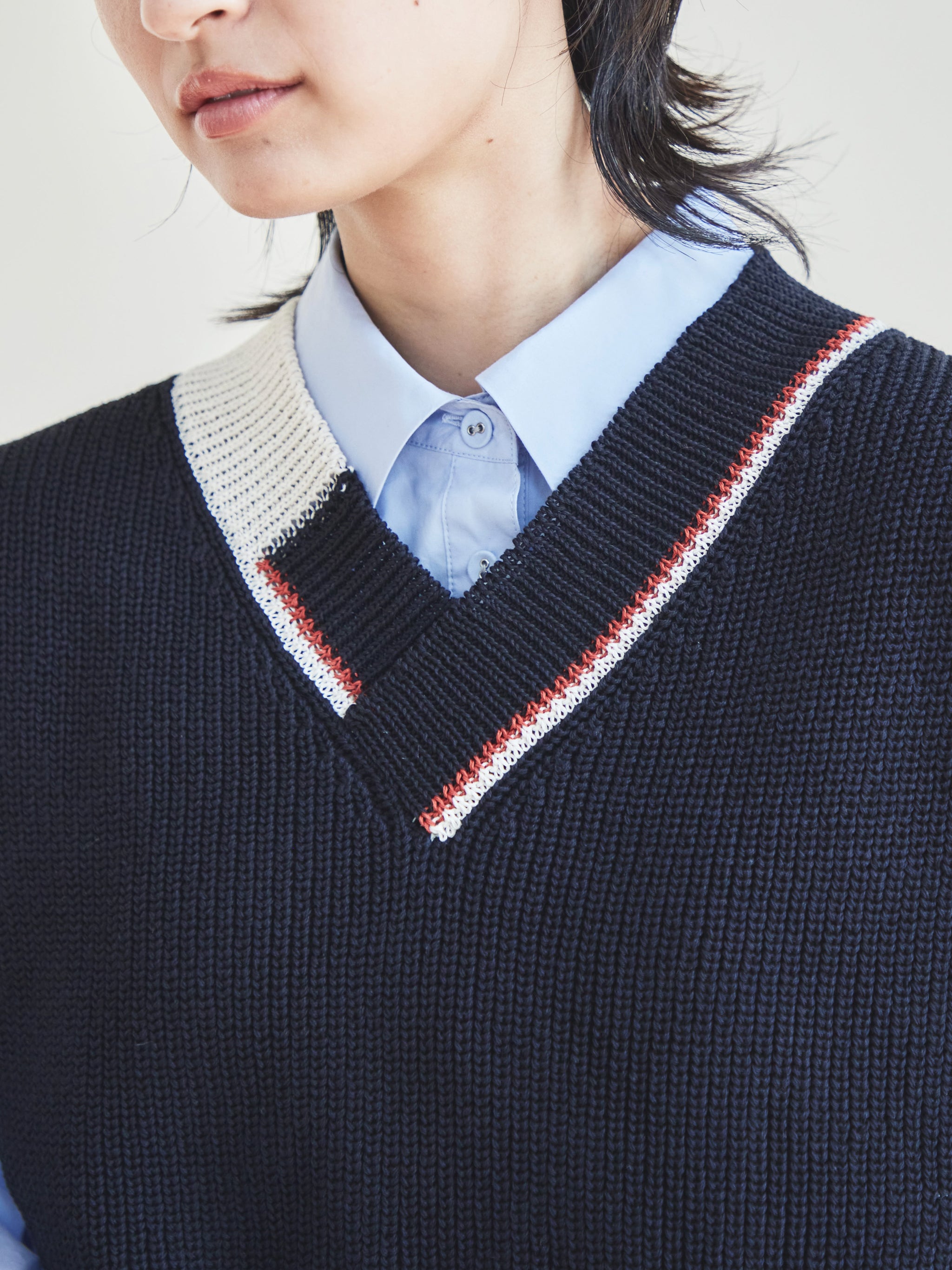 V-neck line knit vest